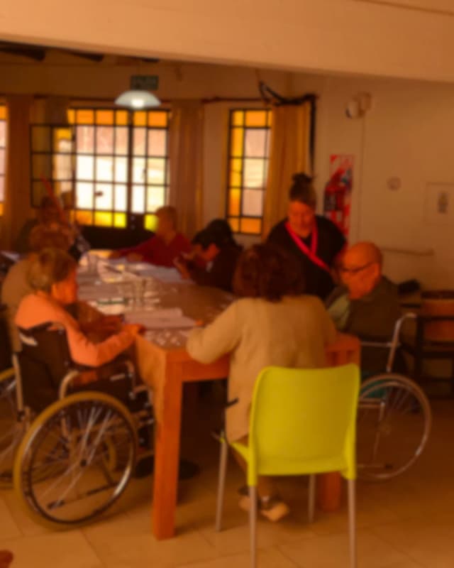 Personas compartiendo una mesa en Casa Aráoz