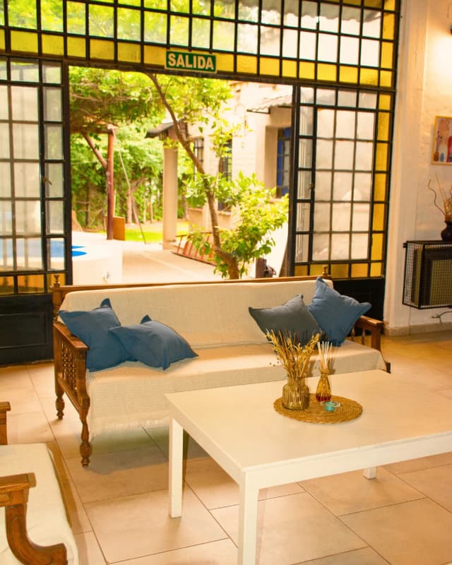Sala de estar de Casa Aráoz junto a una puerta al jardín
